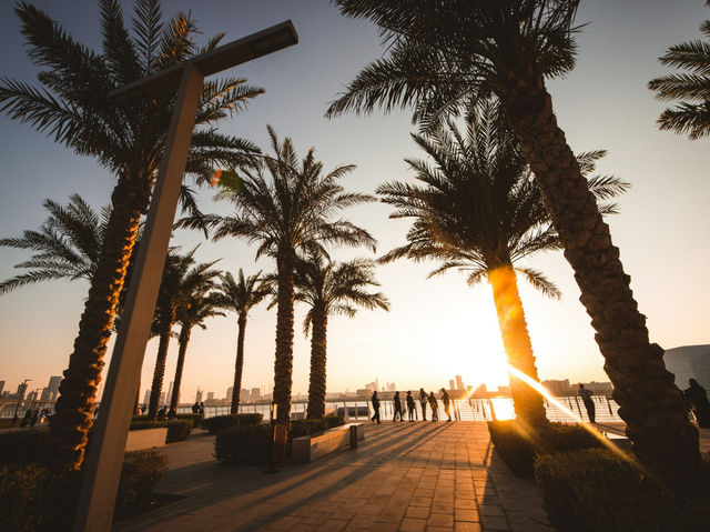 🌙 은빛 하늘 아래의 침묵, 모스크의 밤 🇦🇪