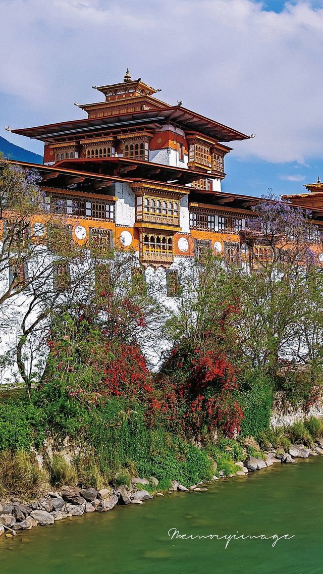 Ancient temple | Punakha Dzong full of romantic legendary colors