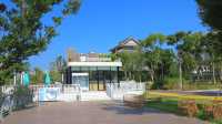 旗山湖公園位於閩侯縣高新區，緊鄰福建師大和福建理工大學，湖水與溪源江和輪船港河相通，813畝的公園綠化面積，主要觀賞景點有:清風坪、桃花渚、荔枝林、梅渚島、古韻流芳等等，遊客可以在此劃船、賞花、放風箏、看日落……，它在2018年開始開挖興建，是目前福州地區第一大的綠色生態景觀湖泊公園
