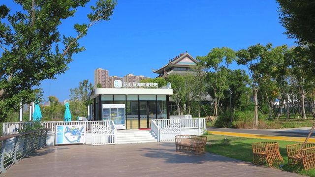 旗山湖公園位於閩侯縣高新區，緊鄰福建師大和福建理工大學，湖水與溪源江和輪船港河相通，813畝的公園綠化面積，主要觀賞景點有:清風坪、桃花渚、荔枝林、梅渚島、古韻流芳等等，遊客可以在此劃船、賞花、放風箏、看日落……，它在2018年開始開挖興建，是目前福州地區第一大的綠色生態景觀湖泊公園