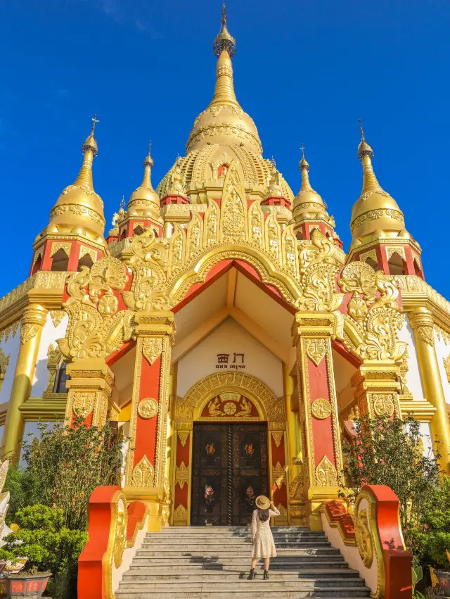 Explore the frontier town and check in at the exotic Menghuan Golden Pagoda!