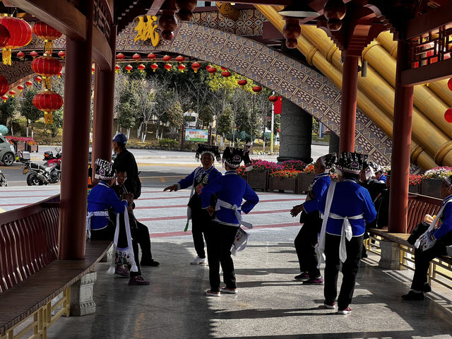 滴水苗城位於雲南省屏邊苗族自治縣，牧羊河畔，景區依山而建，濱水而居，景色優美