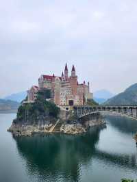 這麼美的湖中城堡，後悔等到現在才來