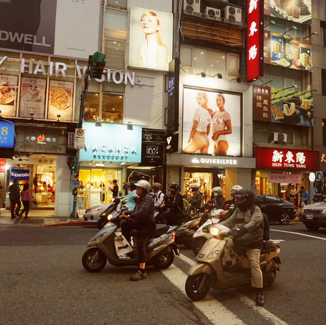 臺北必去景點西門町在人潮洶湧中看臺北街頭繁華