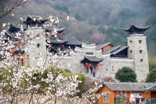 春の旅行は、土家族の部落で桜のロマンチックを体験しましょう