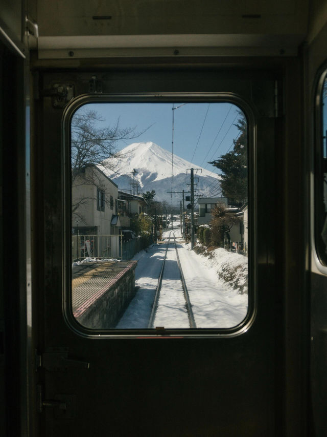 開往富士山的電車富士急行線視角看富士山