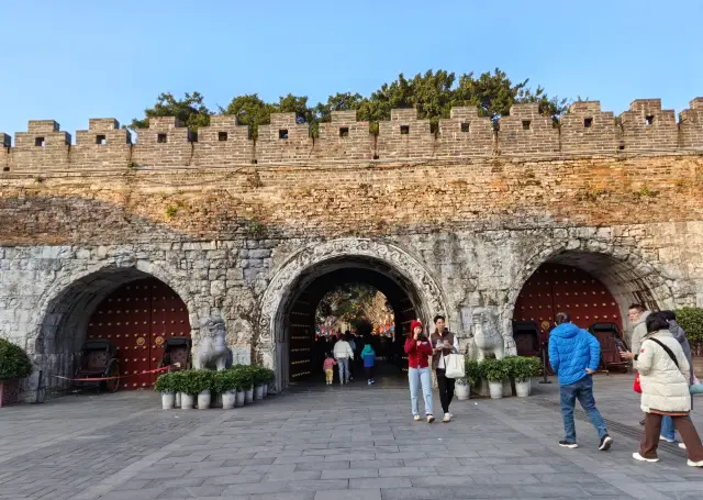 The Dongxi Alley, adjacent to the Jingjiang Princes' City, is indeed a treasured place known as 'Azure Dragon and White Tiger'!