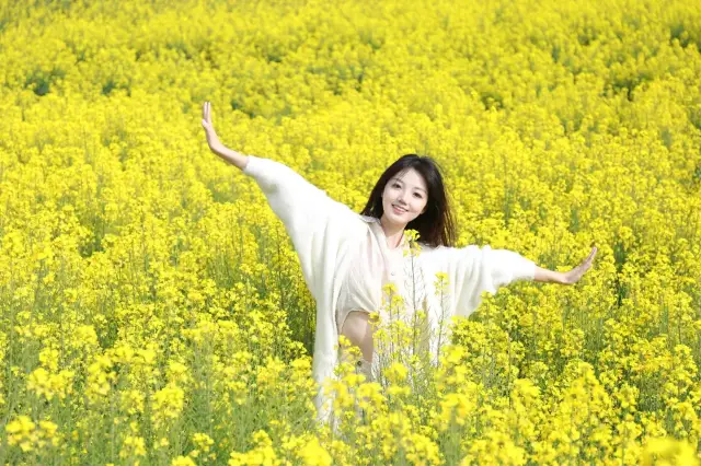 A springtime rendezvous, wandering through the rapeseed flower seas of Kunming, Yunnan