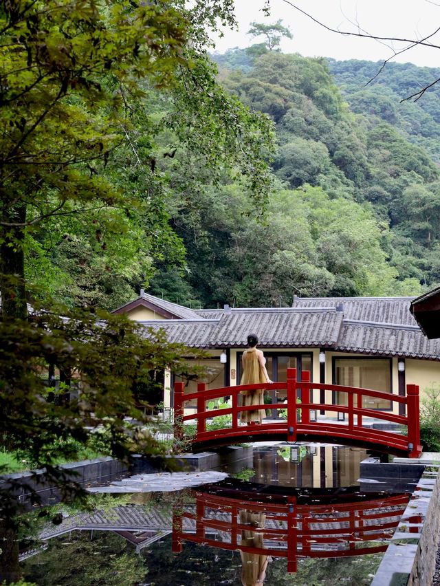 隱秘在山林深處的桃源居所。