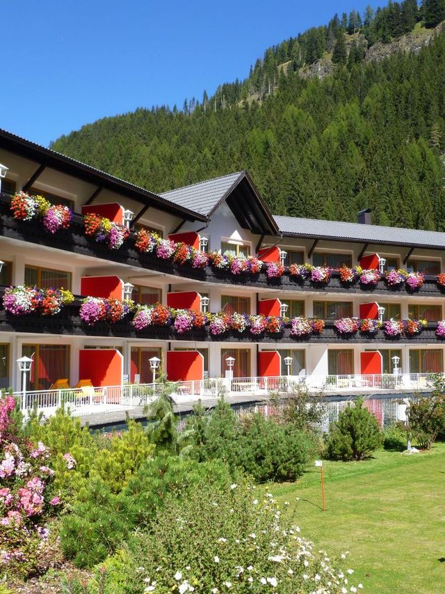 🏔️ Selva di Val Gardena's Luxe Stay: Alpenroyal 🌟