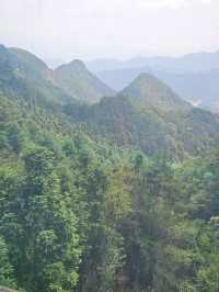 明堂山主峰海拔1563米，位於長江和淮河兩大流域的分水嶺。景區內提供的特色項目有「步步驚心」高空體驗。