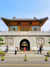 探索千年古寺。