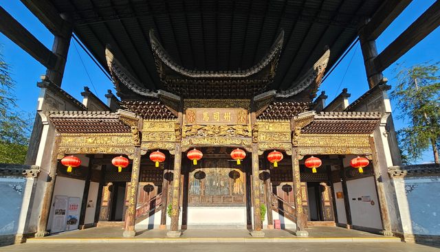 穿越百年流光歲月，品鑒明清文化瑰寶。