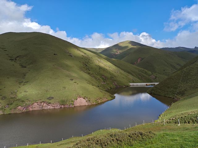 藍天白雲，陽光普照。山花浪漫，河水清清。