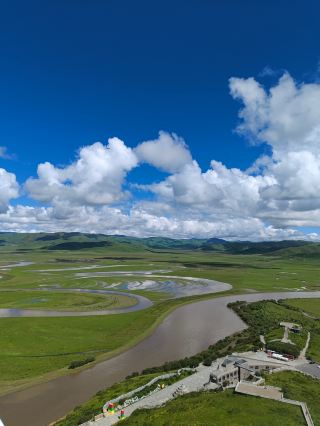 The beauty of Hongyuan Moon Bay is beyond your imagination. 
