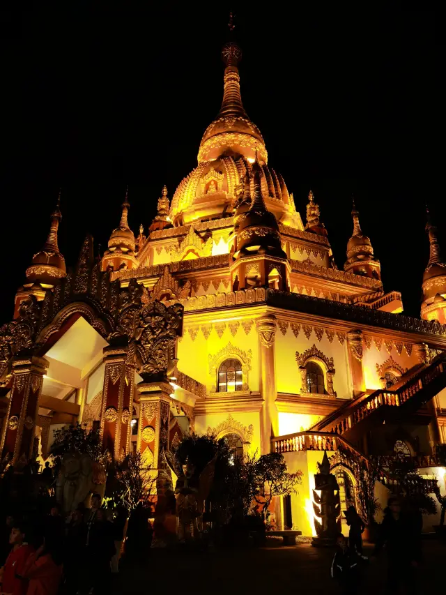 Menghuan Grand Golden Pagoda, a stunning night view!