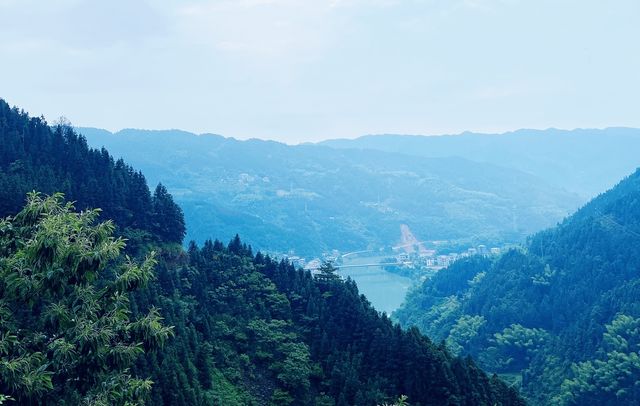 來楓香瑤寨，打卡山頂無邊際泳池