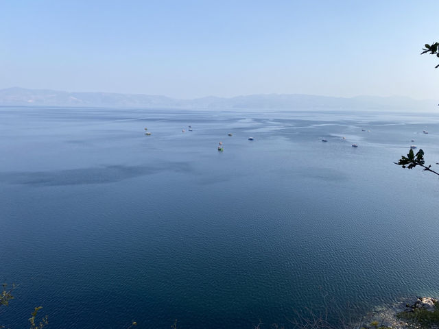抚仙湖，展開一場湖光山色的浪漫之旅。