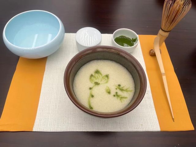 宋韵雅光映照前台，民宿的幽靜情懷如畫般展現