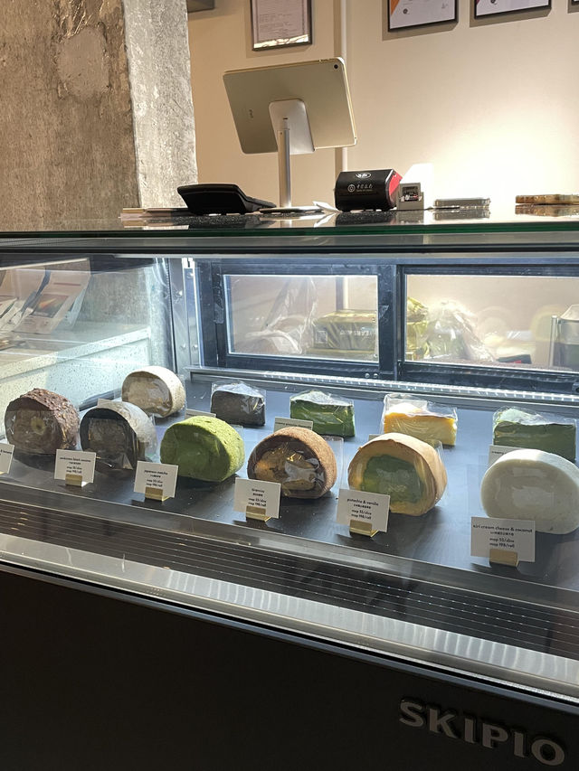 ✨澳門氹仔「Woop Woop」｜一口封神的開心果巴斯克流心陷阱🧀