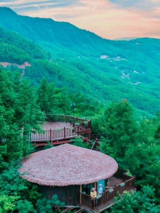 Stingy with words but lavish with awe? Tianzhu Mountain in Anhui deserves the hype! This sacred mountain's ethereal beauty, wrapped in seas of clouds, is absolutely breathtaking