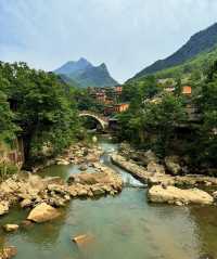 嚟上饒必打卡嘅仙俠世界！望仙谷真係太正喇，懸崖上嘅古村落，夜景靚到窒息～跟住呢條攻略玩，輕鬆ge