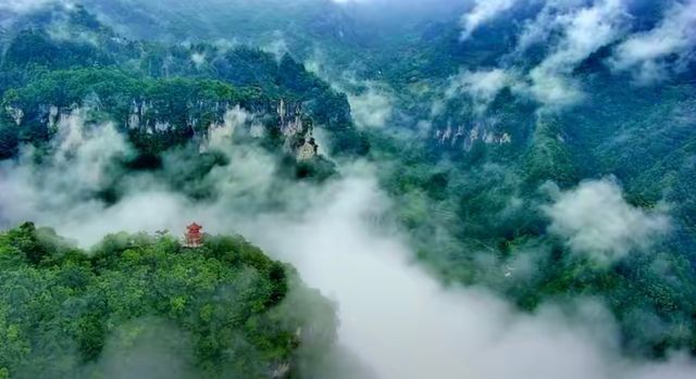 6300米懸空棧道上的「雲端漫步」指南，清江方山全攻略：