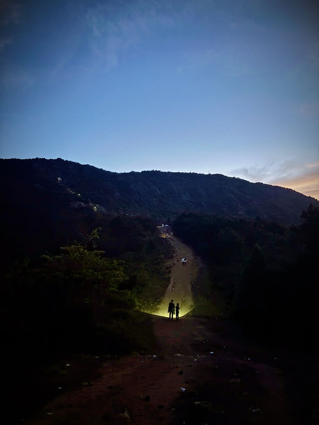 龍溪水庫邂逅一場盛大的寂靜輝煌，夜宿大雷山與星海共眠
