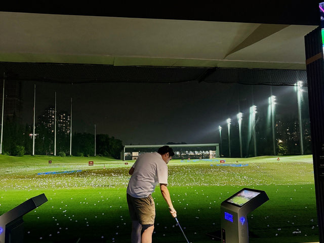 🏌️‍♂️高級到不像真的高爾夫練習場｜冷氣＋試打桿＋測距儀全都有