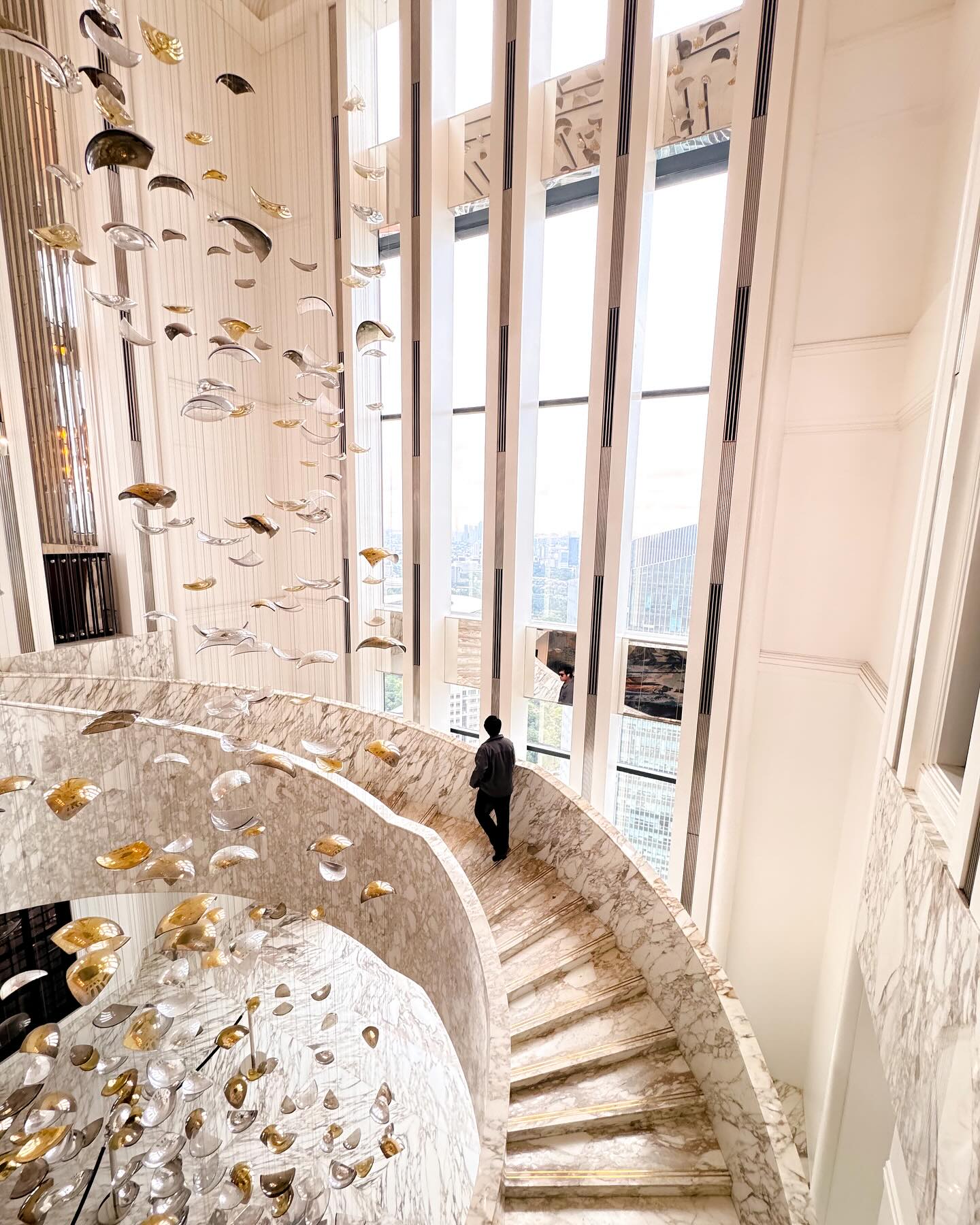 The Langham Jakarta adalah hotel bintang lima mewah yang terletak di jantung kawasan SCBD Jakarta, menawarkan perpaduan sempurna antara akomodasi elegan, santapan kelas dunia, fasilitas istimewa, dan layanan prima.

📍 Terletak di jantung Kawasan Pusat Bisnis Sudirman (SCBD) Jakarta, menjadikannya ideal untuk pelancong bisnis maupun rekreasi.

Sebagai bagian dari kompleks Distrik 8, hotel ini terintegrasi dengan hunian mewah, perkantoran, dan pusat perbelanjaan.

🏨Hotel ini menawarkan kamar dan suite berdesain elegan, memadukan keanggunan klasik Inggris dengan fasilitas modern.

Nikmati tata ruang yang luas, perabotan berkualitas tinggi, dan pemandangan kota yang indah.

🥂🍛 The Langham Jakarta menawarkan pengalaman kuliner yang beragam dengan beragam restoran dan barnya. Terutama Langham Lounge yang terletak di lantai 59, Anda dapat bersantap sepanjang waktu 3 kali sehari.
