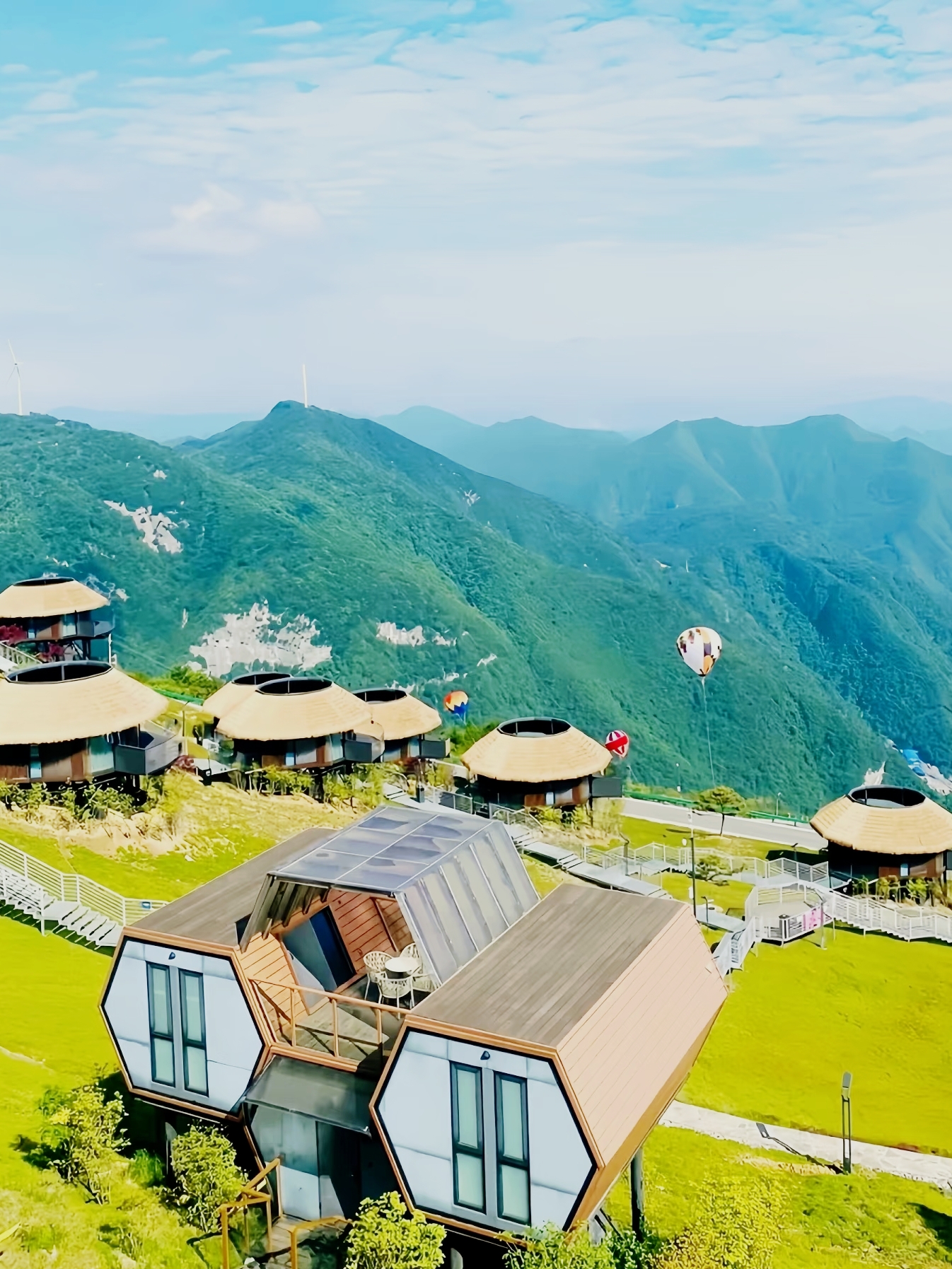 Wow, ini luar biasa! Tempat peristirahatan terpencil di pegunungan dekat Guangzhou ini benar-benar menakjubkan! ✨

Rumah terpisah yang terletak di pegunungan ⛰️ Buka jendela Anda untuk menikmati hijaunya pepohonan yang menenangkan 🍃 Setiap kamar memiliki pemandian air panas pribadi. Bak mandi terbuka menghadap pegunungan... Berendam di air panas sambil menyaksikan matahari terbit dan terbenam 🌅 Sungguh kebahagiaan murni!

✨Banyak sekali aktivitas:

· Seduh teh dan nikmati teh di halaman 🍵
· BBQ dan sate di luar ruangan 🍢
· Mainkan beberapa putaran mahjong di kamar
· Fasilitas hiburan lengkap

🏡Tersedia empat tipe kamar:

1️⃣ Halaman Hutan Bambu (4 kamar)

2️⃣ Penginapan Gunung (6 kamar)

3️⃣ Penginapan Wabi-sabi (9 kamar)

4️⃣ Halaman Pedesaan (12 kamar)

📍Lokasi: Conghua, Guangzhou

🚗Perjalanan: Sekitar 2 jam dari Guangzhou dan Shenzhen

🏷️Cocok untuk: Liburan bersama teman wanita/Pertemuan keluarga/Kegiatan membangun tim

Tempat peristirahatan gunung yang wajib dikunjungi tahun ini! Ajak beberapa teman untuk menginap santai selama dua hari – Anda pasti akan ketagihan!
