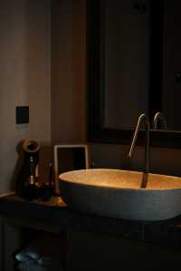 喺西安!!住到咗超chill嘅酒店 就喺西安回民街轉角位 鬧中取靜 水泥同原木嘅溫柔碰撞好鍾意呢