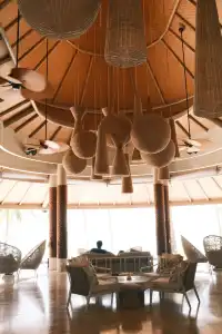 不是在旅遊就是在旅遊的路上