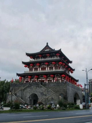  。小説の世界を超えるようなこの旅は、商洛・柞水・山陽の三大ハイライトエリアを一気に巡り、壮大な山河、歴史ある古寺、そしてスローペースな現代生活へのシームレスな移行を楽しめる最高のプランです。雲海が広がる絶景の牛背梁から、色鮮やかな夜景に彩られた都市のスカイラインが広がる商洛、さらに仙娥湖の水辺の夕日や天竺山の原生林トレイルまで、心地よすぎて絶対に来た甲斐があったと思えるはず！ここは間違いなく「青磁の色は雨を待ち、私はあなたを待っている」というロマンチックな詩の最高の解釈です～旅行好き、自然好き、そして美味しいグルメや絶景に酔いしれたいあなたはすぐ集合！今年はぜひ商洛で思い切り笑って、素晴らしい時間を満喫してくださいね！