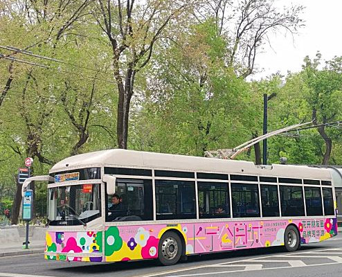 The Changning Route 20 Bus Transforms into a Spring Flower Float | Trip ...