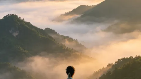 후베이성 셴닝에 있는 거셴산은 5월에 꼭 가봐야 할 숨겨진 보석 같은 곳입니다. 입장료가 무료이고, 인파도 적어 한적하고 고요한 풍경을 즐길 수 있습니다. 우한에서 차로 1시간 30분이면 쉽게 도착할 수 있습니다. — traveler post in 충양