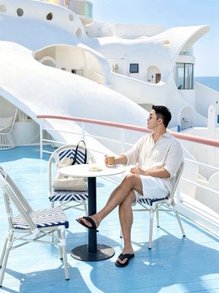 In Dali, a summer reminiscent of Santorini unfolds. I always thought traveling all the way to Greece was too much of a hassle, but unexpectedly, I encountered a replica of Santorini on the shores of Erhai Lake in Dali.