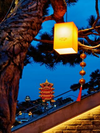 2 hours, 4 spots to capture the blue hour at Yellow Crane Tower