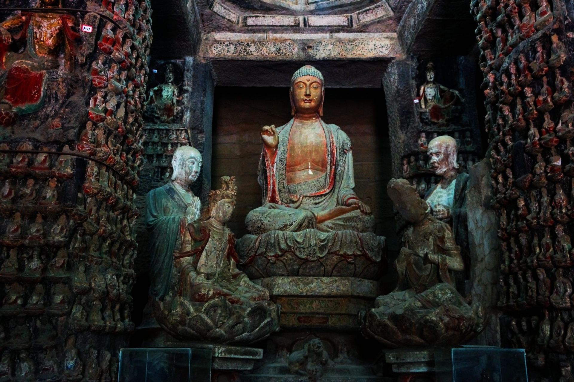 Zhongshan Grottoes Travel Guide: Zhongshan Grottoes, also known as Shigong Temple or Wanfo Cliff, is located in Anding Town, Zichang City, Yan'an City. It is named after Zhongshan Mountain, which is shaped like an inverted bell.