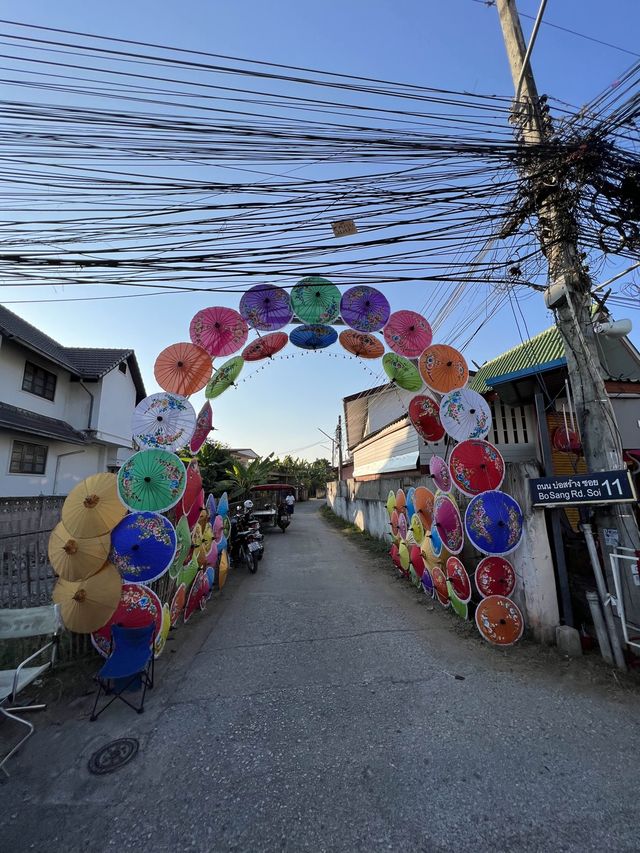 เที่ยวเทศกาลงานร่มบ่อสร้างสันกำแพง