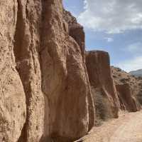 수천 년의 얼음, 물, 바람의 침식의 결과로 형성된 뾰족한 Skazka canyon (스카즈카 협곡) 