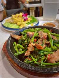 香脆蒜容包配椰香青咖喱 泰惹味之鐵板豬頸肉通菜