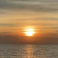 ชมวิวพระอาทิตย์ตกดินสุดโรแมนติก ที่หาดแหลมเจริญ 🌅