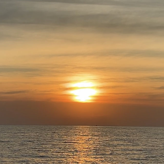 ชมวิวพระอาทิตย์ตกดินสุดโรแมนติก ที่หาดแหลมเจริญ 🌅