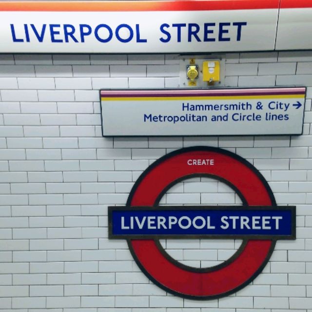 ロンドン。メトロのリバプールストリート駅と、フィッシュ＆チップス