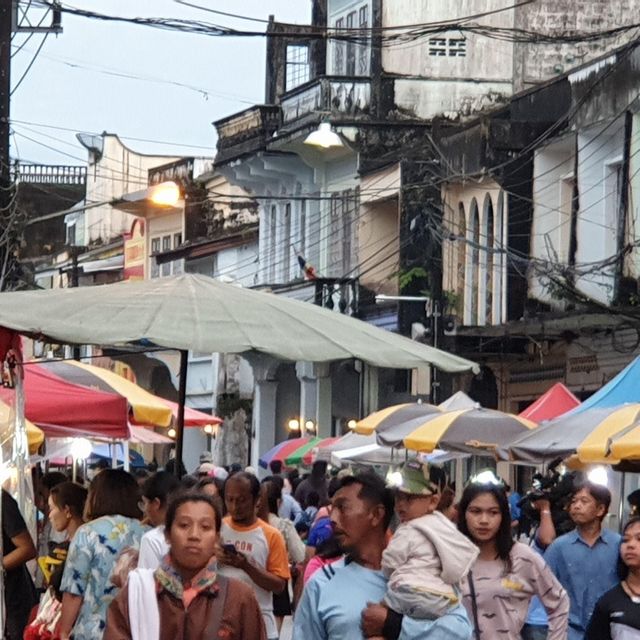 ถนนคนเดินย้อนยุคตะกั่วป่า กินขนม ชมเมืองเก่า