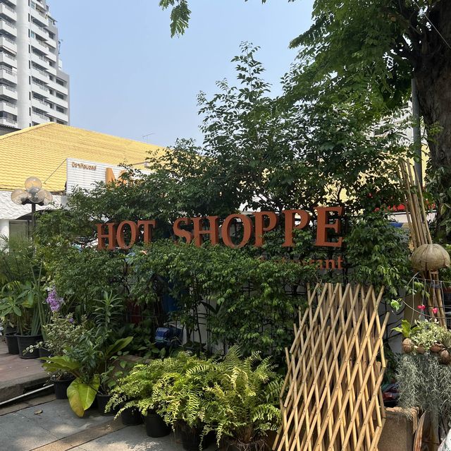 Hot Shoppe ร้านอร่อยและเก่าแก่ย่านสุขุมวิท 