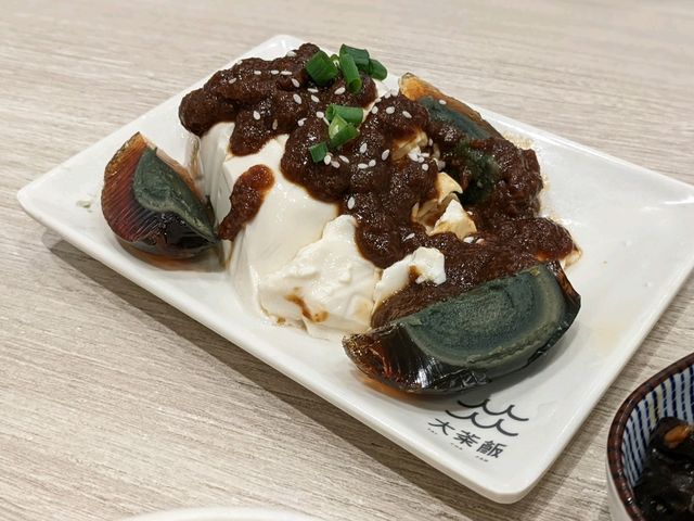 "將軍澳中心值得一試美食，黃金湯酸菜魚片晚市優惠抵食，皮蛋豆腐超好味！"