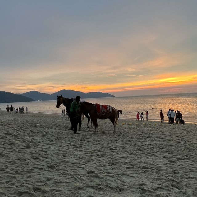 Batu Ferringhi Beach ชายหาดสวยของปีนัง 