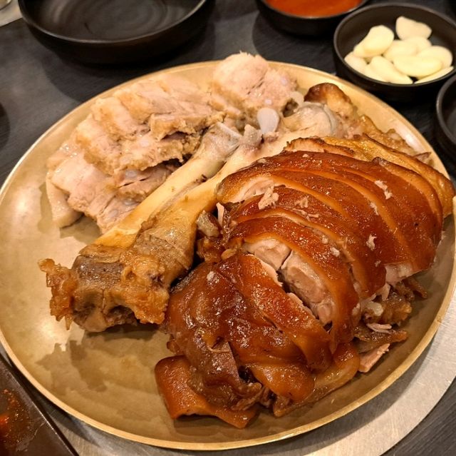 A delightful Pork trotters and belly, Manjok Ohyang